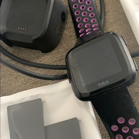 FitBit Versa - Picture 2 of 7